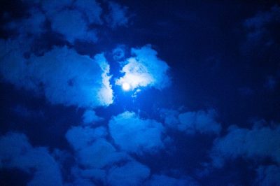 雲どけて月をさがすや肩ぐるま